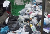 Via Nigro, molteplici rifiuti abbandonati. L'arteria è maglia nera della città