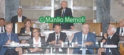Consiglio comunale rinvia la decisione sull'incompatibilità del sindaco De Luca