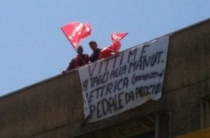 I sindacalisti sul tetto dell'ospedale Ruggi