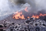Incendiati oltre cinquanta pneumatici. Ingente il danno ambientale causato