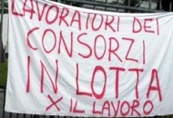 Operai sul tetto per futuro occupazionale. Questa mattina la clamorosa protesta