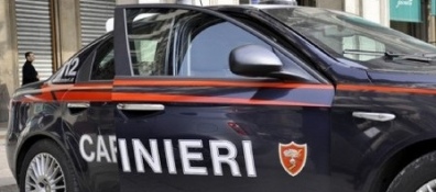 Investiti da un auto pirata passanti bloccano l'autore