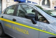 Sequestrati duemila articoli contraffatti. Blitz della Finanza in un negozio cinese