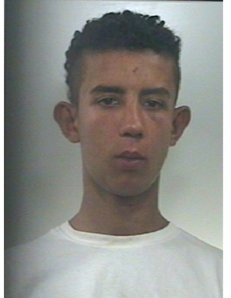 Tenta di rubare giacca e aggredisce proprietario. è stato arrestato un diciottenne marocchino
