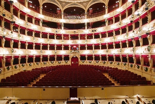Il Teatro Verdi è escluso dai fondi europei. La denuncia dei consiglieri Valiante e Petrone