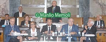 Il Consiglio a maggioranza rinvia la decisione sull'incompatibilità del sindaco De Luca