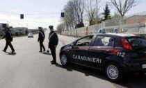 Carabinieri operano un posto di blocco