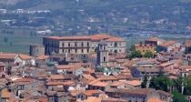 Teggiano con il Santuario sullo sfondo