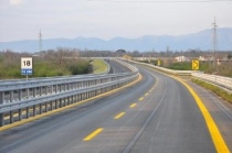 Stavano rubando il guard rail su una strada ancora non aperta