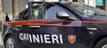 Investe con l'auto mamma con due bambini e scappa, bloccato dai passanti