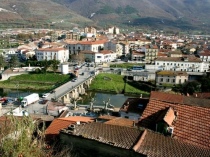 Un fulmine colpisce una casa e fa divampare un incendio