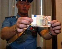 Banconote false, arrestate undici persone